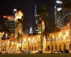 Though the square also looks fantastic in the daytime it looks fabulous at night time when lights lit at all the buildings surrounding the square and 